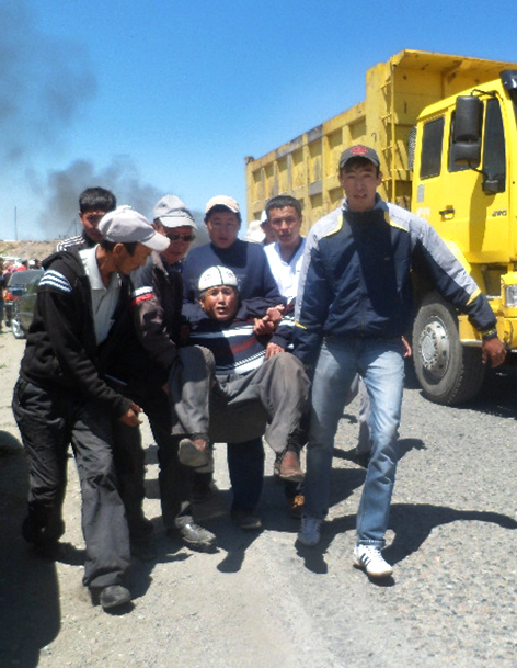 На фото: участники массовой акции протеста, требующие национализации крупнейшего месторождения золота Кумтор, разрабатываемого иностранными инвесторами в Киргизии, у трансформаторной подстанции "Тамга", 2013 год