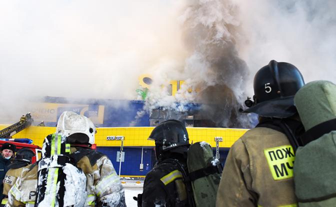 На фото: сотрудники МЧС РФ возле здания гипермаркета "Лента" во время пожара.