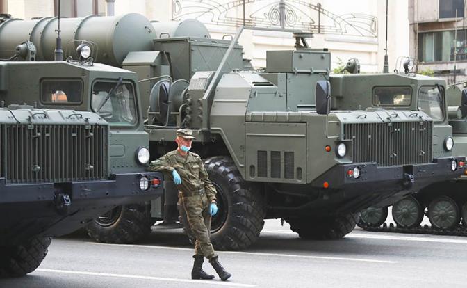 На фото: военнослужащий около РСЗО "Торнадо-С"