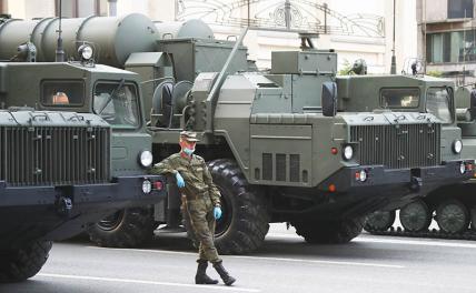 На фото: военнослужащий около РСЗО "Торнадо-С"