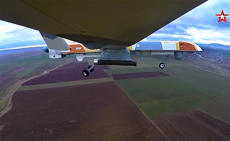 На фото: кадры испытаний беспилотного летательного аппарата 