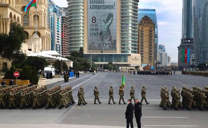 На фото: военнослужащие во время военного парада, посвященного окончанию конфликта в Нагорном Карабахе, Баку, Азербайджан, 10 декабря 2020 года.