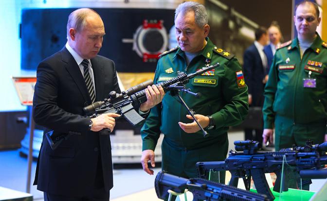 На фото: президент РФ Владимир Путин и министр обороны РФ Сергей Шойгу (слева направо) во время осмотра экспозиции перед началом расширенного заседания коллегии министерства обороны РФ в Национальном центре управления обороной.