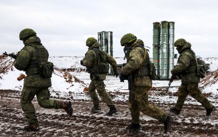 На фото: военнослужащие боевых расчетов зенитных ракетных комплексов (ЗРК) С-400 "Триумф"