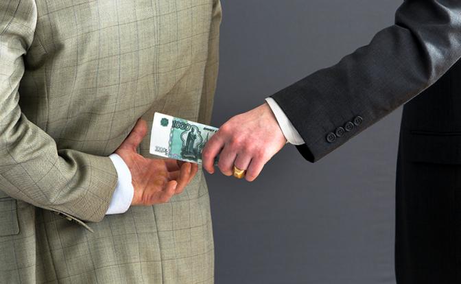 Высокопоставленного чиновника задержали в Москве за взятку