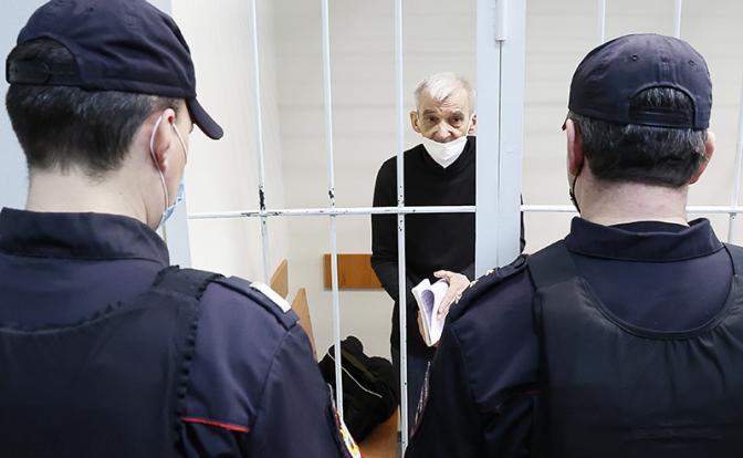 На фото: Юрий Дмитриев обвиняемый в изготовлении детской порнографии и развратных действиях в отношении приемной дочери, после оглашения приговора в Петрозаводском городском суде.