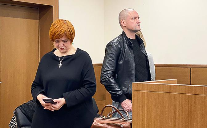 На фото: адвокат Виолетта Волкова и координатор движения "Левый фронт" Сергей Удальцов во время заседания суда.