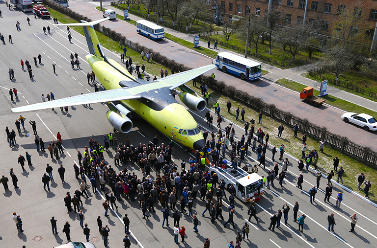 На фото: во время презентации нового транспортного самолета Ан-178 грузоподъемностью 15 тонн на госпредприятии "Антонов", 2015 год