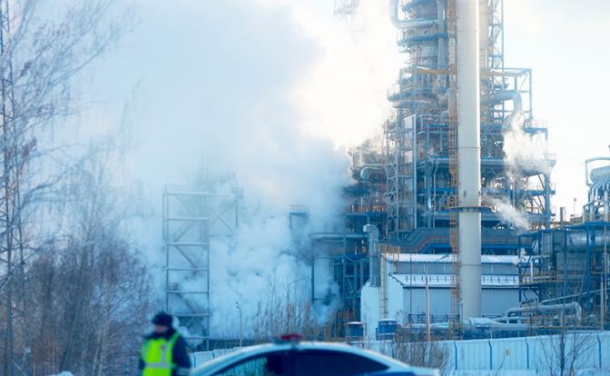На фото: дым на территории Антипинского нефтеперерабатывающего завода, где загорелась установка глубокой переработки мазута.
