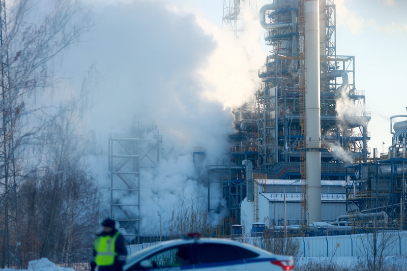 Горел нефтеперерабатывающий завод. Антипинский НПЗ Тюмень. Пожар на НПЗ В Тюмени. Завод в Тюмени нефтеперерабатывающий горит. Антипинский НПЗ пожар.