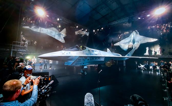 На фото: модель нового легкого тактического однодвигательного истребителя (ЛТС) в павильоне компании "Сухой" Checkmate (СУ-75) во время презентации на открытии Международного авиационно-космического салона МАКС-2021.