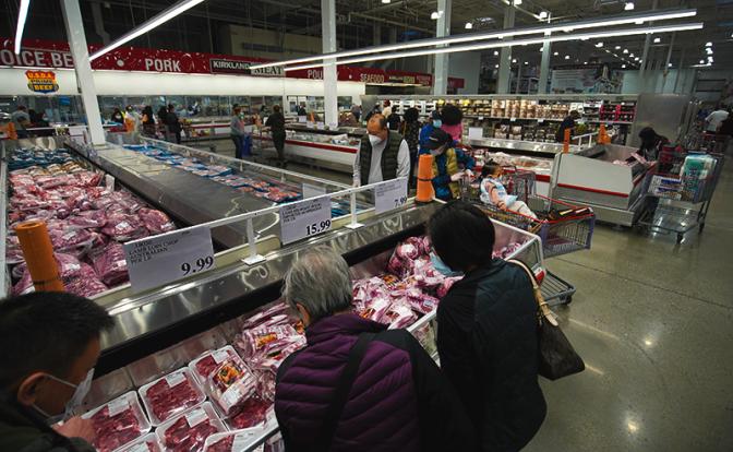 На фото: люди в масках делают покупки в магазине Costco, Калифорния. США