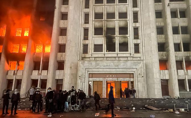 На фото: протестующие возле горящего здания мэрии (акимат).