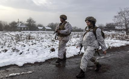 На фото: украинские военные у линии разграничения сторон в Донецкой области