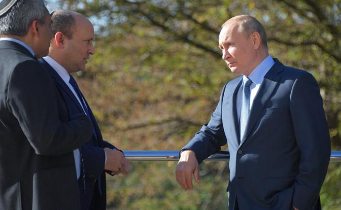 На фото: президент РФ Владимир Путин и премьер-министр Израиля Нафтали Беннет (справа налево)