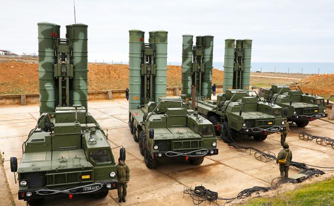 На фото: зенитные ракетные комплексы С-400 "Триумф"