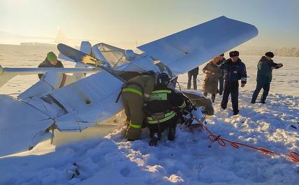 На фото: сотрудники МЧС у легкомоторного самолета, который упал на аэродроме села Старобелокуриха в Алтайском крае. В результате происшествия пострадали два человека.