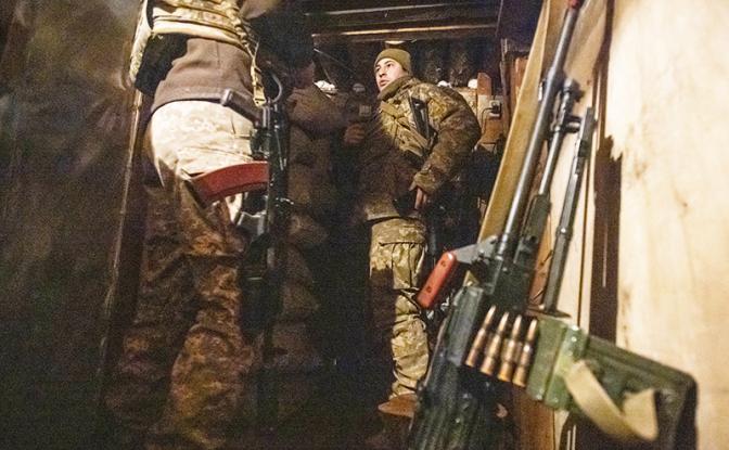 На фото: украинские военные на позиции у линии разграничения сторон в Донецкой области