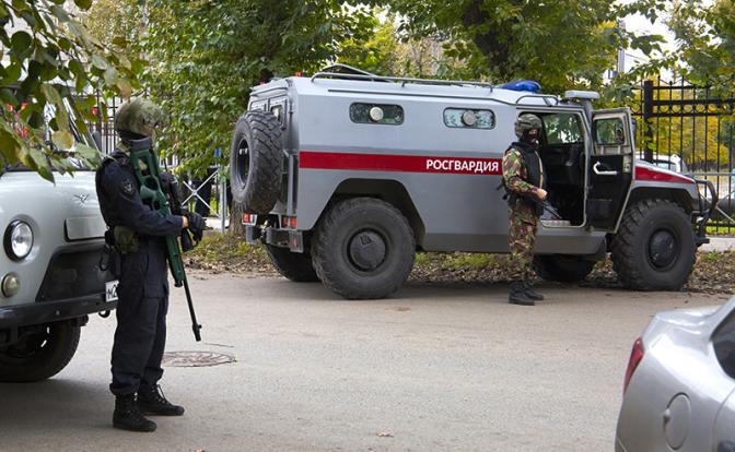 На фото: сотрудники полиции и Росгвардии возле входа на территорию Пермского государственного университета. 20 сентября студент первого курса, находясь на территории одного из корпусов вуза, открыл стрельбу. Погибли шесть человек, более 40 пострадали
