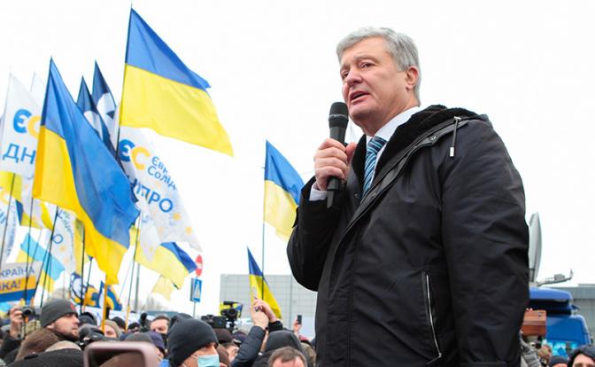 На фото: бывший президент Украины Петр Порошенко выступает перед своими сторонниками