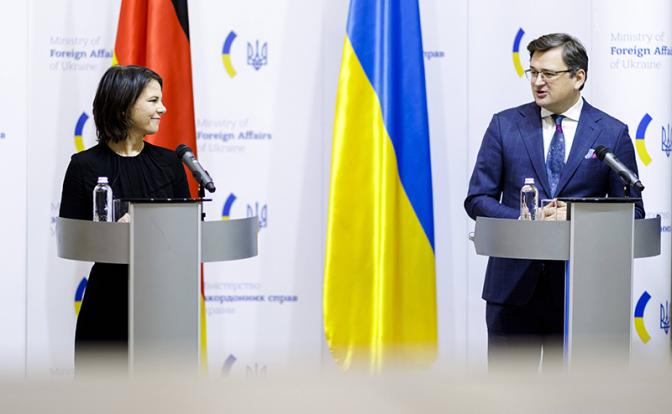 На фото: министры иностранных дел Германии Анналена Бербок и Украины Дмитрий Кулеба во время совместной пресс-конференции в Киеве