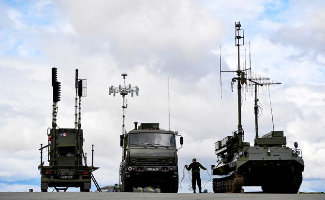 На фото: комплекс радио-электронной борьбы: станция постановки помех Р-330Ж "Житель" и комплекс радиоэлектронной борьбы РБ-301Б "Борисоглебск-2" (слева направо).