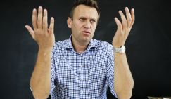 Навальный плюнул в Путина через решётку