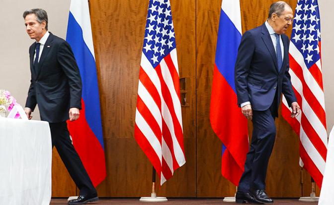 На фото: министр иностранных дел РФ Сергей Лавров и государственный секретарь США Энтони Блинкен (справа налево) во время переговоров по вопросам, связанным с гарантиями безопасности.