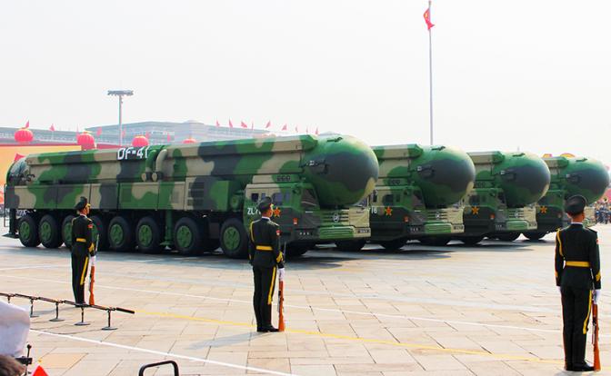 На фото: межконтинентальная баллистическая ракета "Дунфэн-41" с разделяющейся головной частью, которая включает от 10 до 12 ядерных блоков индивидуального наведения и дальностью действия до 14 тыс. км.