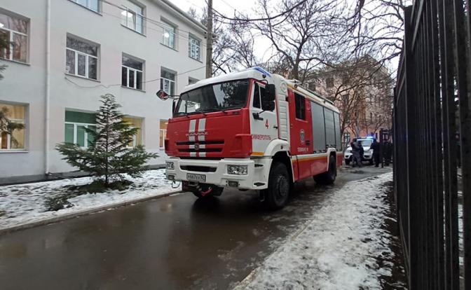 На фото: пожарная машина около школы в Симферополе