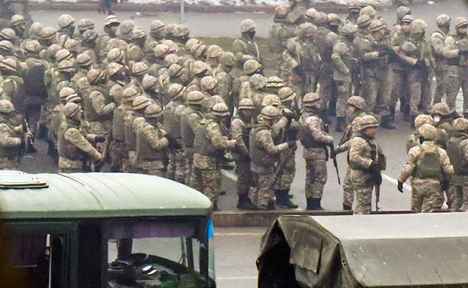 На фото: военнослужащие во время контртеррористической операции против участников массовых акций беспорядков в Алма-Ате.