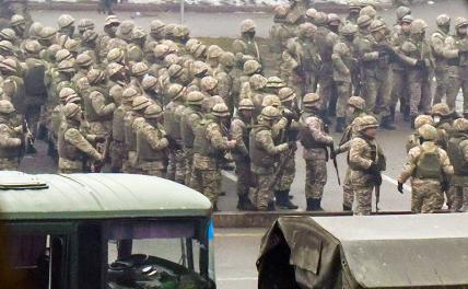 На фото: военнослужащие во время контртеррористической операции против участников массовых акций беспорядков в Алма-Ате.