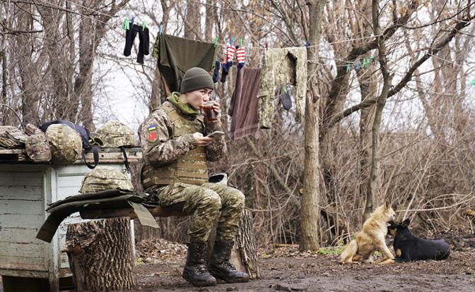 На фото: позиции украинских военных у линии разграничения сторон в Донецкой области.