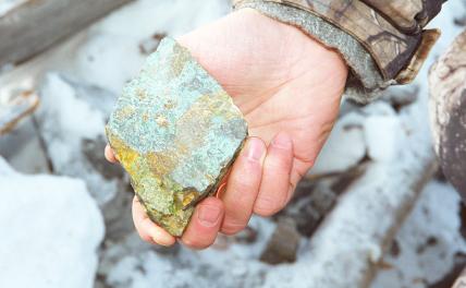 На фото: образец медной руды Удокана - богатейшего рудного района на севере Читинской области.