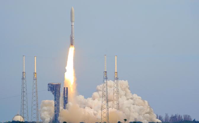 На фото: запуск ракеты-носителя Atlas V американской компании United Launch Alliance (ULA) с двумя военными спутниками с мыса Канаверал