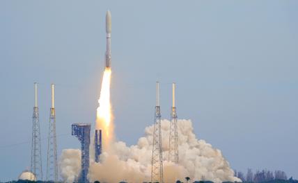 На фото: запуск ракеты-носителя Atlas V американской компании United Launch Alliance (ULA) с двумя военными спутниками с мыса Канаверал