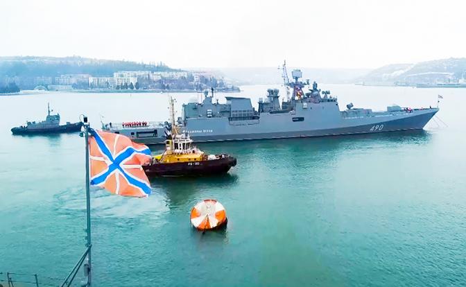 На фото: фрегат "Адмирал Эссен" выходит на полигон боевой подготовки в Черном море для проведения учений Черноморского флота.