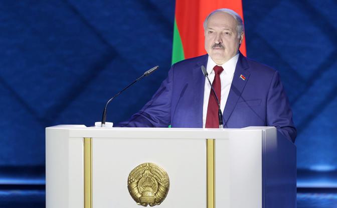 На фото: президент Белоруссии Александр Лукашенко во время послания к народу и парламенту во Дворце республики.
