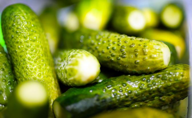 Житель Украины умер из-за банки с огурцами