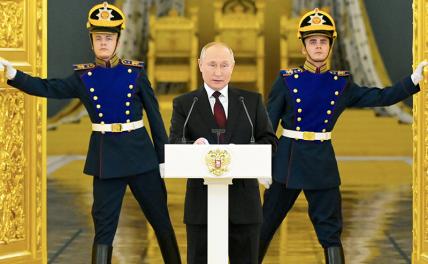 На фото: президент РФ Владимир Путин (в центре).