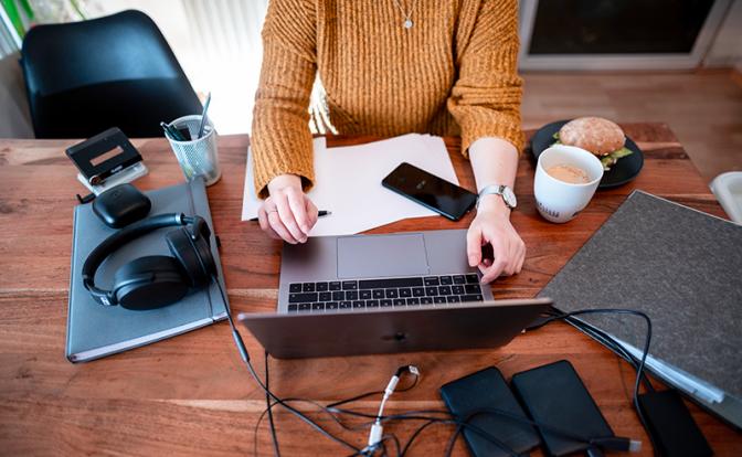 На удаленку всех! Минтруд РФ обратился к работодателям