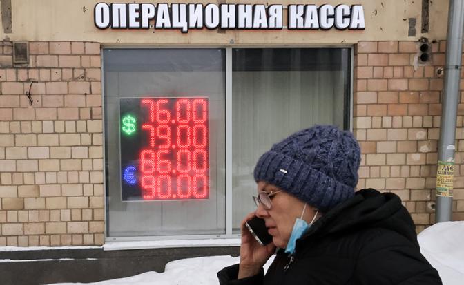 Курс рубля отыгрывается у доллара и евро