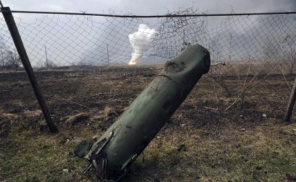 На фото: возгорания и взрывы боеприпасов произошли на военных складах в городе Балаклея Харьковской области, 2017