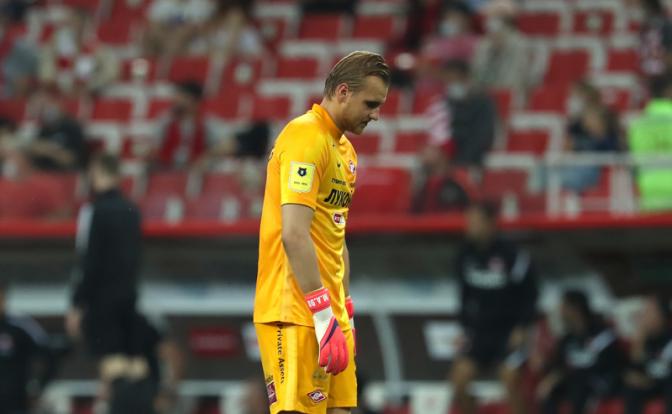 На фото: вратарь "Спартака" Александр Максименко.