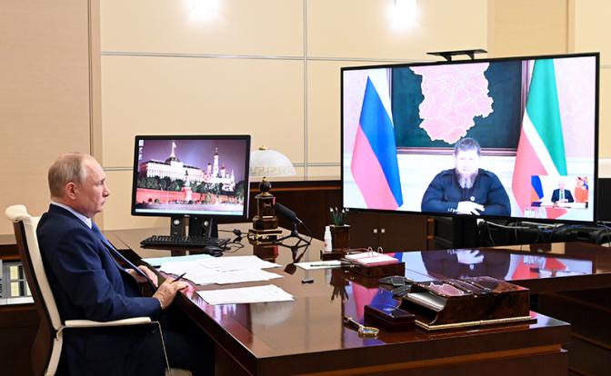На фото: президент РФ Владимир Путин в Ново-Огарево во время встречи с главой Чечни Рамзаном Кадыровым в режиме видеоконференции.