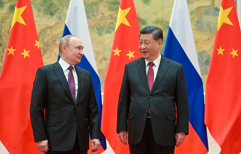 На фото: президент РФ Владимир Путин и председатель КНР Си Цзиньпин (слева направо) во время совместного фотографирования на встрече в государственной резиденции Дяоюйтай, Пекин, 04 февраля 2022