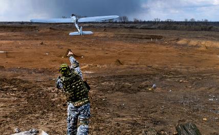 На фото: запуск беспилотника украинскими военными