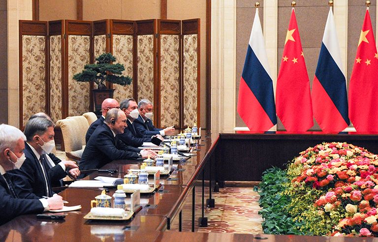 На фото: президент РФ Владимир Путин (четвертый слева) во время российско-китайских переговоров в государственной резиденции Дяоюйтай, Пекин.