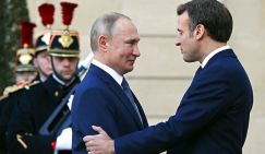 Путин и Макрон: Круасаны с миндалем, немного бургундского и разговоры «за мир во всем мире»