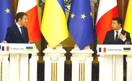 На фото: президент Франции Эмманюэль Макрон и президент Украины Владимир Зеленский (слева направо).